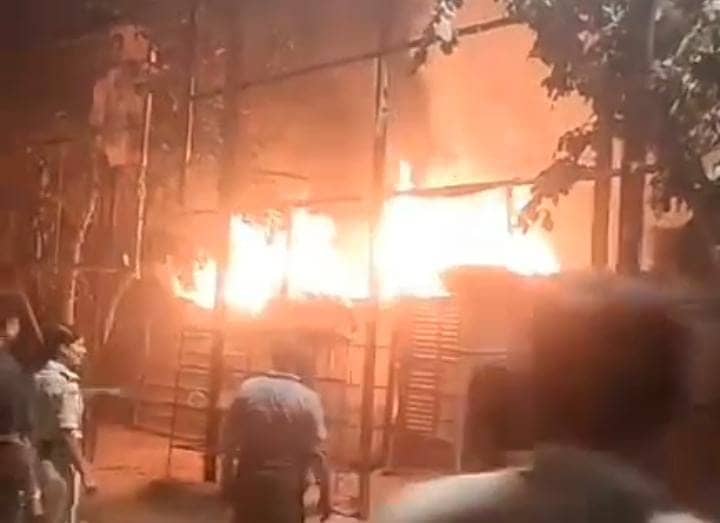 अब हमारे पास कुछ नहीं बचा ! भीषण आग में आधा दर्जन से ज्यादा दुकानें जलकर खाक, बर्बादी का मंजर देख माथा पिटने लगे व्यापरी