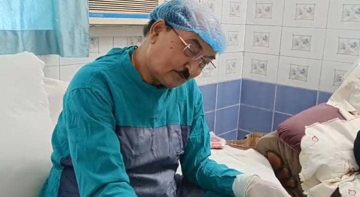 गरीबों के लिए भगवान है जमशेदपुर के डॉक्टर नागेंद्र, अब तक एक लाख लोगों का मुफ्त में कर चुके है ऑपरेशन, पढ़े इनकी प्रेरणादायक कहानी