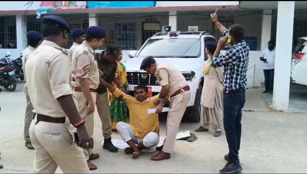 Bihar Election: स्क्रुटनी के दौरान नामांकन हुआ रद्द तो धरने पर बैठे प्रत्याशी, पुलिस ने बल पूर्वक हटाया तो फूट-फूट कर लगे रोने, देखिए Video
