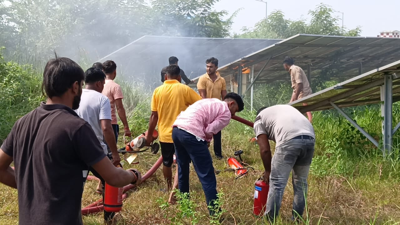 Breaking: दुमका हवाई अड्डा परिसर में लगी आग, दमकल की दो गाड़िया मौके पर पहुंची
