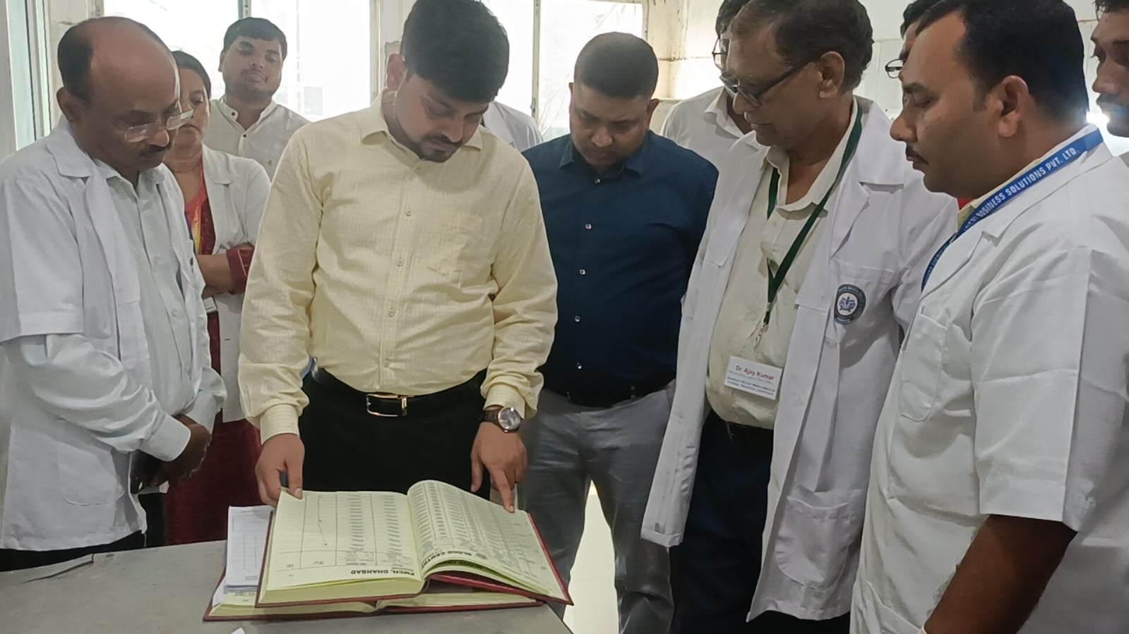 डीसी पहुंचे एसएनएमएमसीएच के ब्लड बैंक, इंस्पेक्शन के बाद उन्होंने क्या दिए निर्देश, पढ़िए विस्तार से !