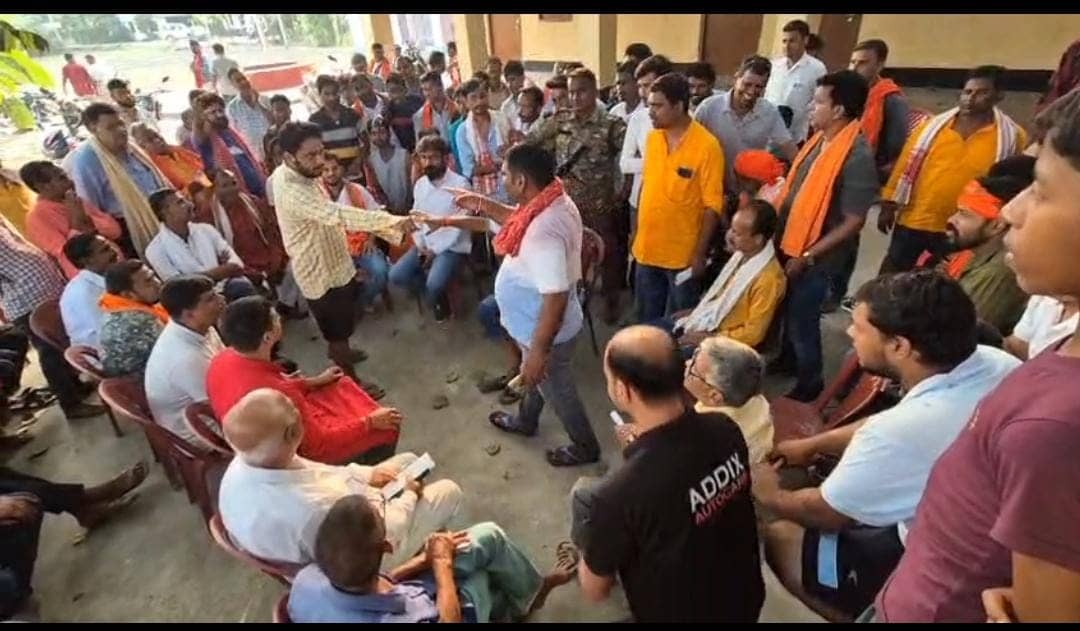 ये क्या! वोट मांगने पर पहुंचे बीजेपी विधायक तो देखिए कैसे ग्रामीणों ने खदेड़ा