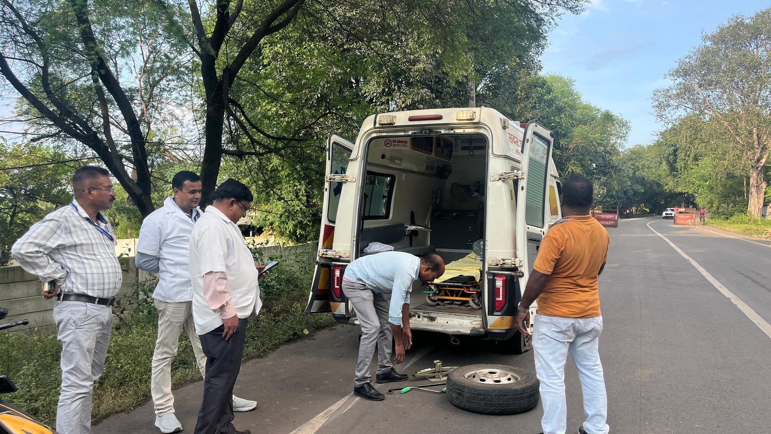 स्वास्थ्य मंत्री इरफान अंसारी के काफिले में शामिल एंबुलेंस का टायर हुआ ब्लास्ट, बाल-बाल बचे चार डॉक्टर