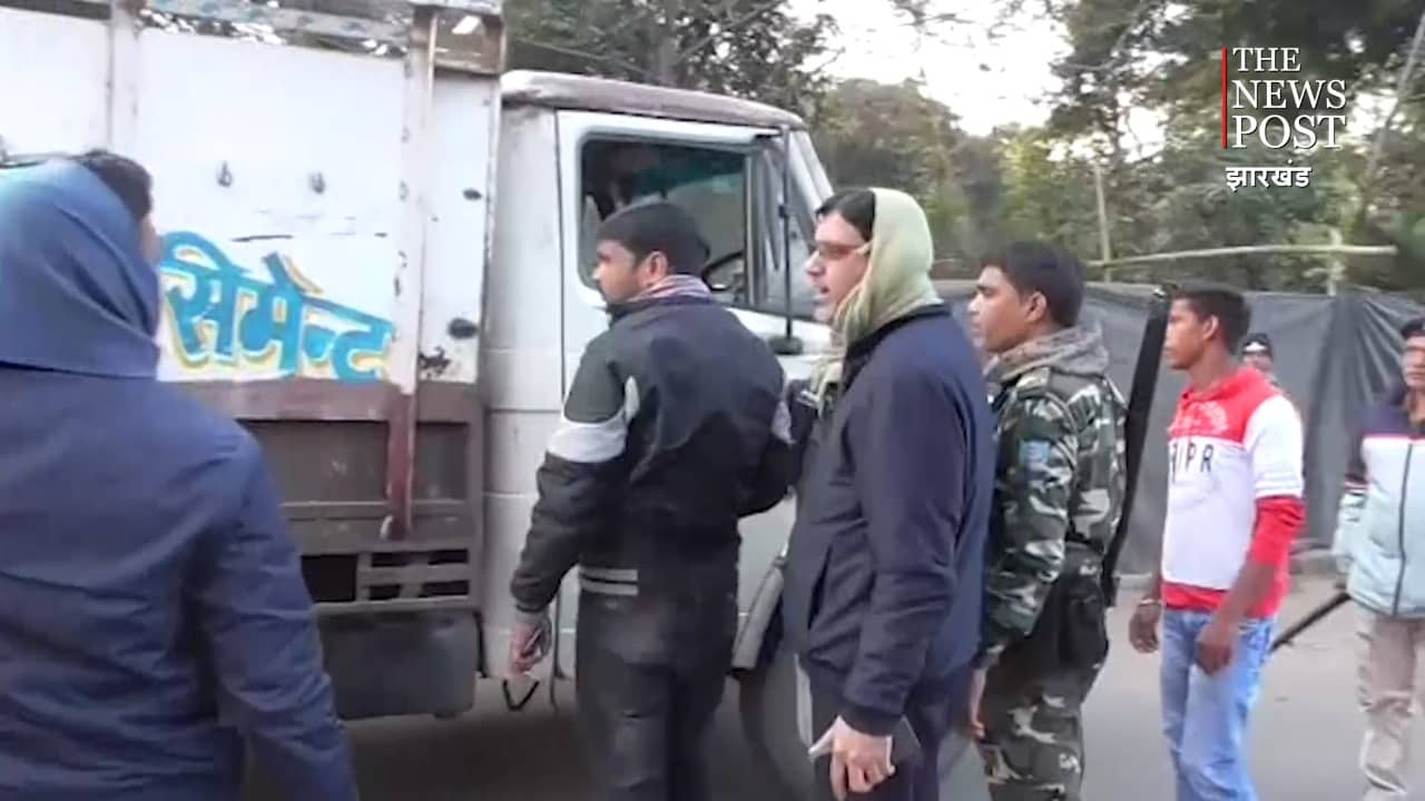 धनबाद में छापेमारी, बालू लदी सात गाड़ियां जप्त