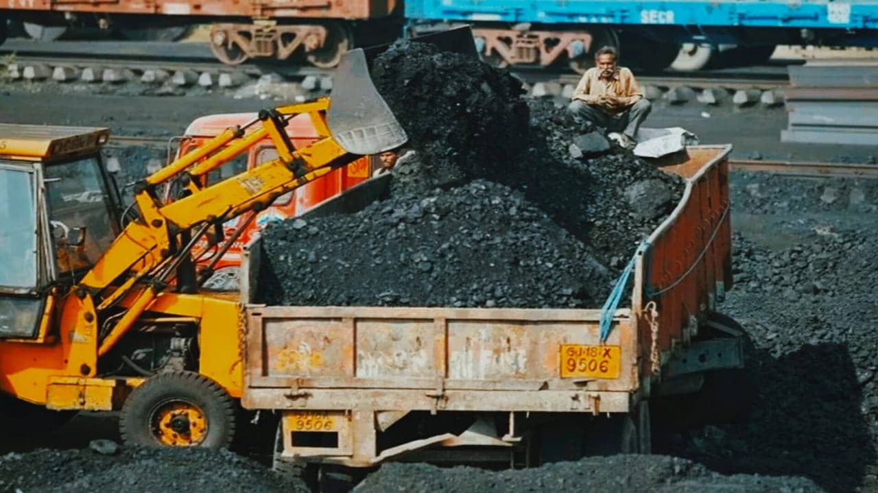 हजारीबाग में अवैध कोयला कारोबार पर बड़ी कार्रवाई, वन विभाग ने 65 टन कोयला किया जब्त