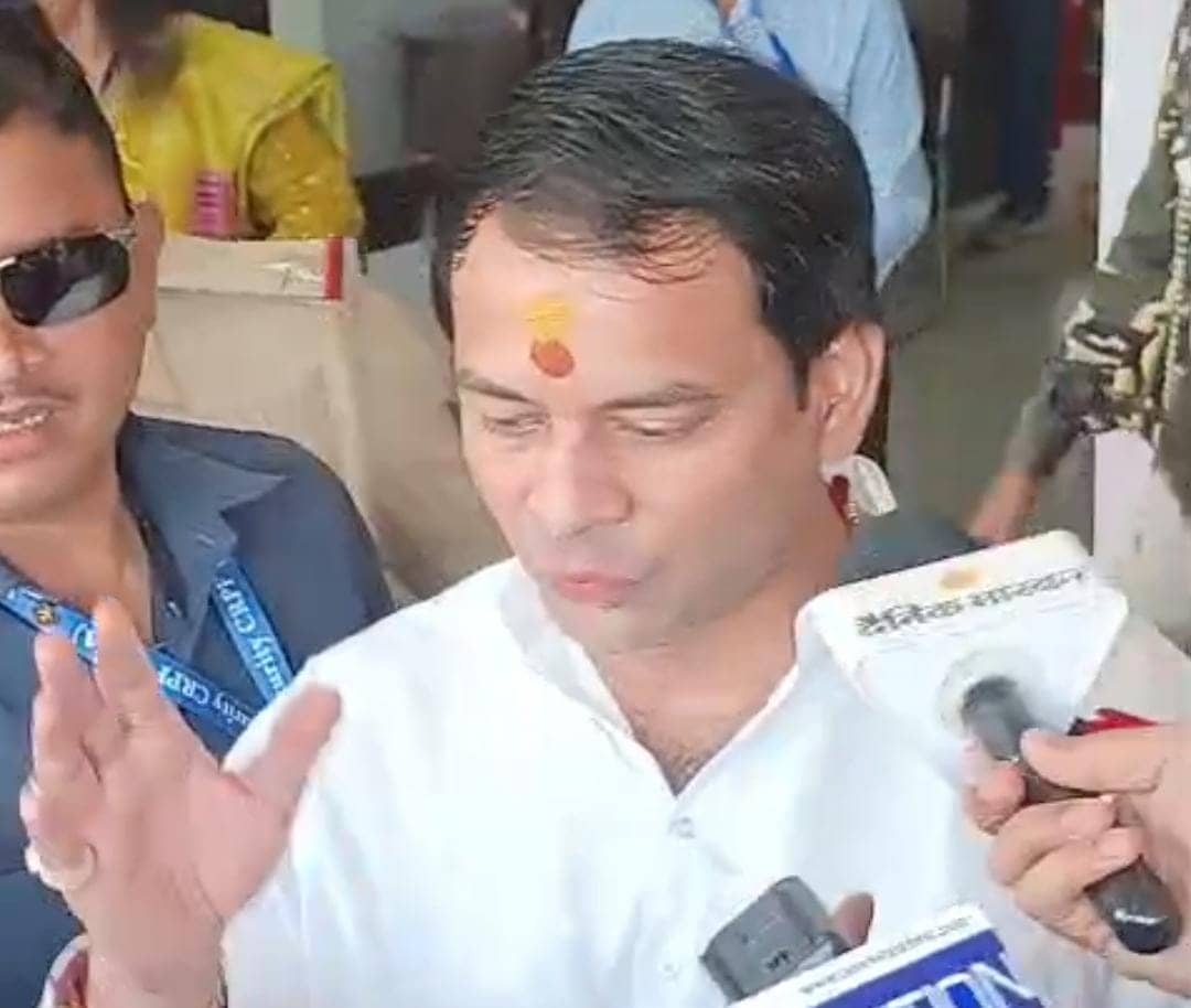 पटना में तेज प्रताप यादव ने किया मतदान, बोले — “इस बार बहनों और परिवार का आशीर्वाद मेरे साथ है”