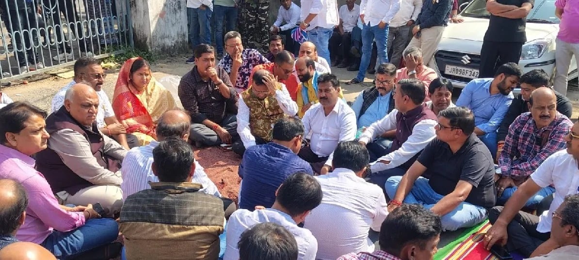 Crime News: 24 X 7 सक्रियता के बीच अपराधियों ने धनबाद पुलिस को दी है बड़ी ललकार, कारोबारी आंदोलन की राह पर