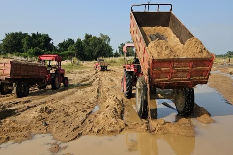 पलामू में बालू माफियाओं का आतंक : BDO को कुचलने की थी कोशिश, झोपड़ी में जा घुसा ट्रैक्टर