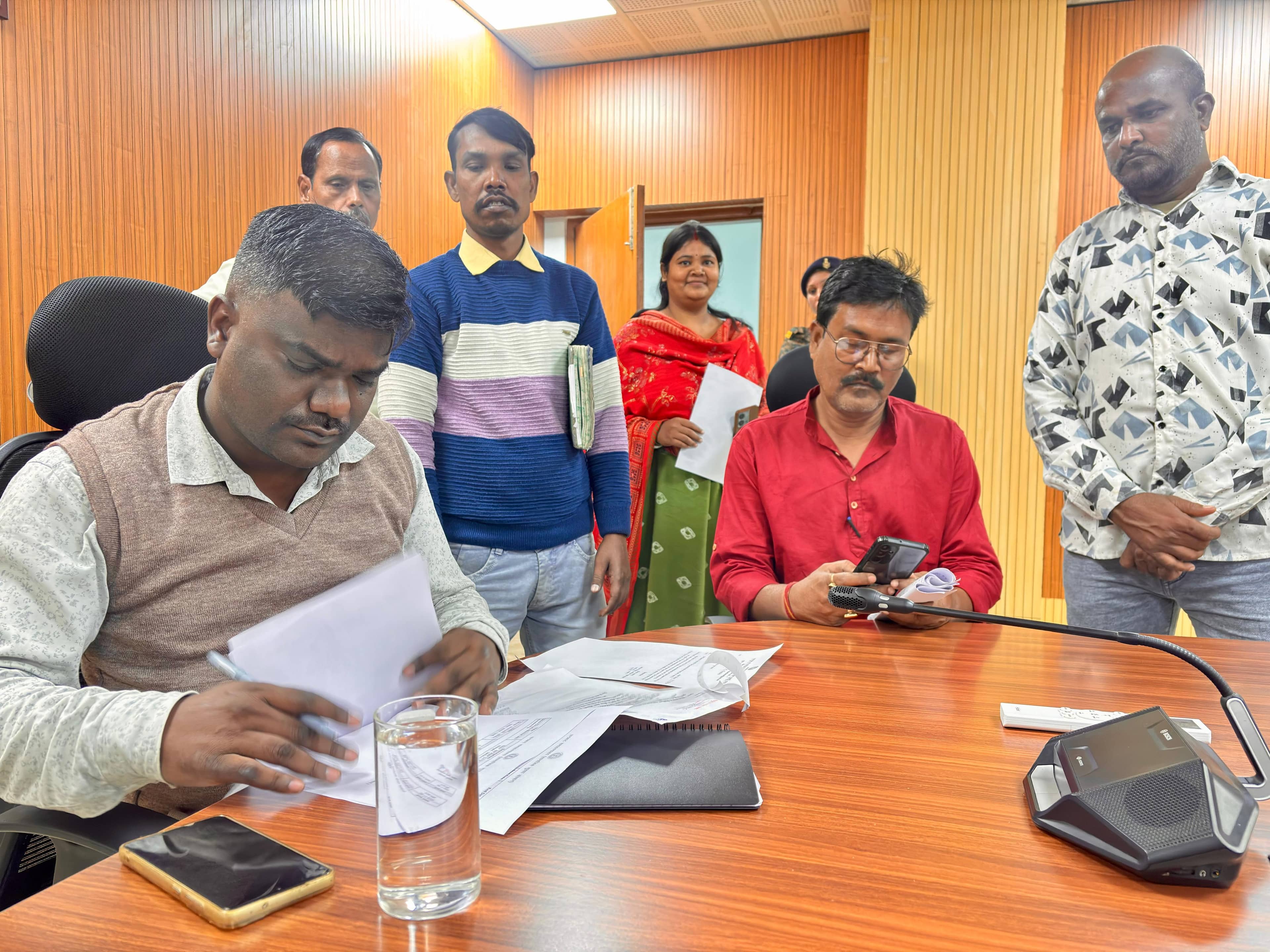 Dhanbad: जनता दरबार में पढ़िए कैसी -कैसी शिकायतें पहुंची,क्या मिला भरोसा