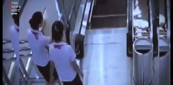 मां तो मां होती है! बच्चे को बचाने के लिए खुद मौत के मुंह में चली गई मां, वीडियो देख दहल गया लोगों का दिल