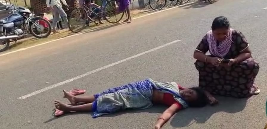 DUMKA NEWS: निर्माण कार्य का किया विरोध तो महिला की बीच सड़क पर पिटाई