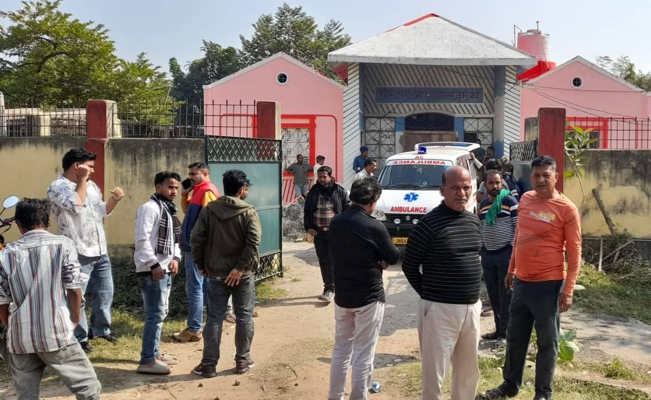 दुमका में रफ्तार का कहर, अनियंत्रित होकर पेड़ से टकराई कार, दो की गई जान