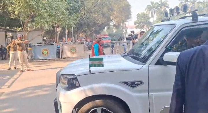 Bihar Politics:मुख्यमंत्री नीतीश कुमार के आवास पर जदयू विधायकों का जुटना शुरू, 11 बजे होगी अहम बैठक