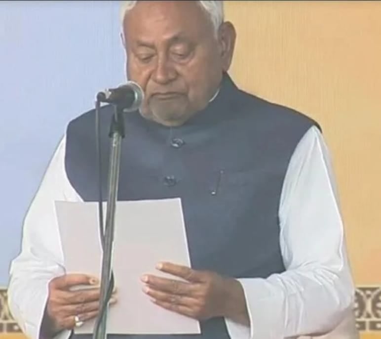 बिहार में नीतीश कुमार ने गुरुवार को लिख दिया लगभग अमिट इतिहास,देखिये उनके मंत्रियो की सूची!