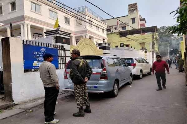ईडी अफसरों को रोकने के लिए एलबी सिंह ने पालतू कुत्तों को खोला, दो घंटे बाद घर में घुसी टीम, छापेमारी शुरू...