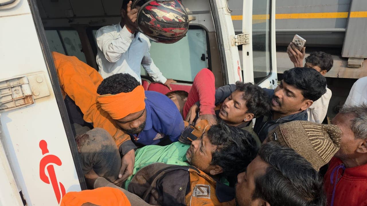 हाईवा के नीचे आया बाइक सवार,15 फिट की दूरी तक घसीटा,पढे फिर क्या हुआ?