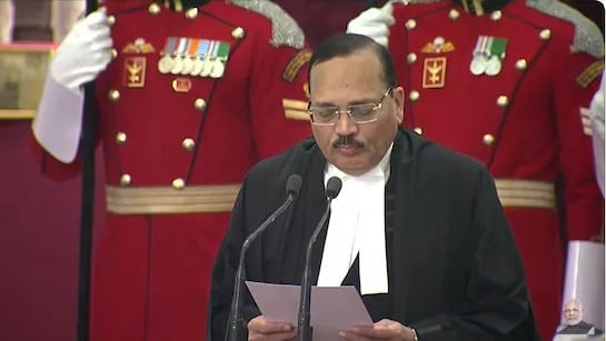 जस्टिस सूर्यकांत बने देश के 53वें मुख्य न्यायाधीश, राष्ट्रपति ने दिलाई शपथ, 15 महीनों का रहेगा कार्यकाल