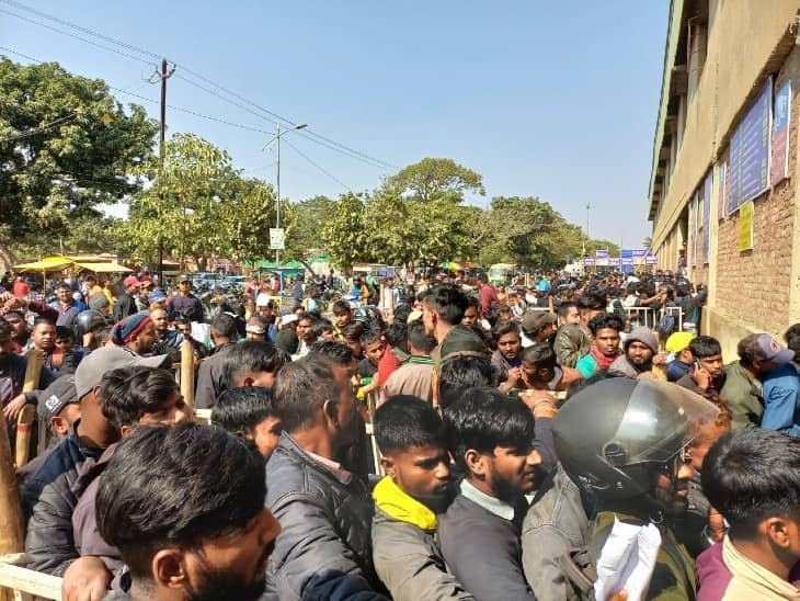 IND vs SA: रांची में क्रिकेट का जबरदस्त क्रेज, JSCA में टिकट को लेकर देर रात से लगी लंबी लाइनें