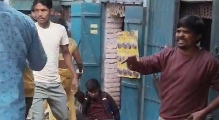 तीन धुर जमीन को लेकर हैवान बने पड़ोसी, जमकर एक दूसरे पर बरसाए लाठी-डंडे,देखिए-VIDEO