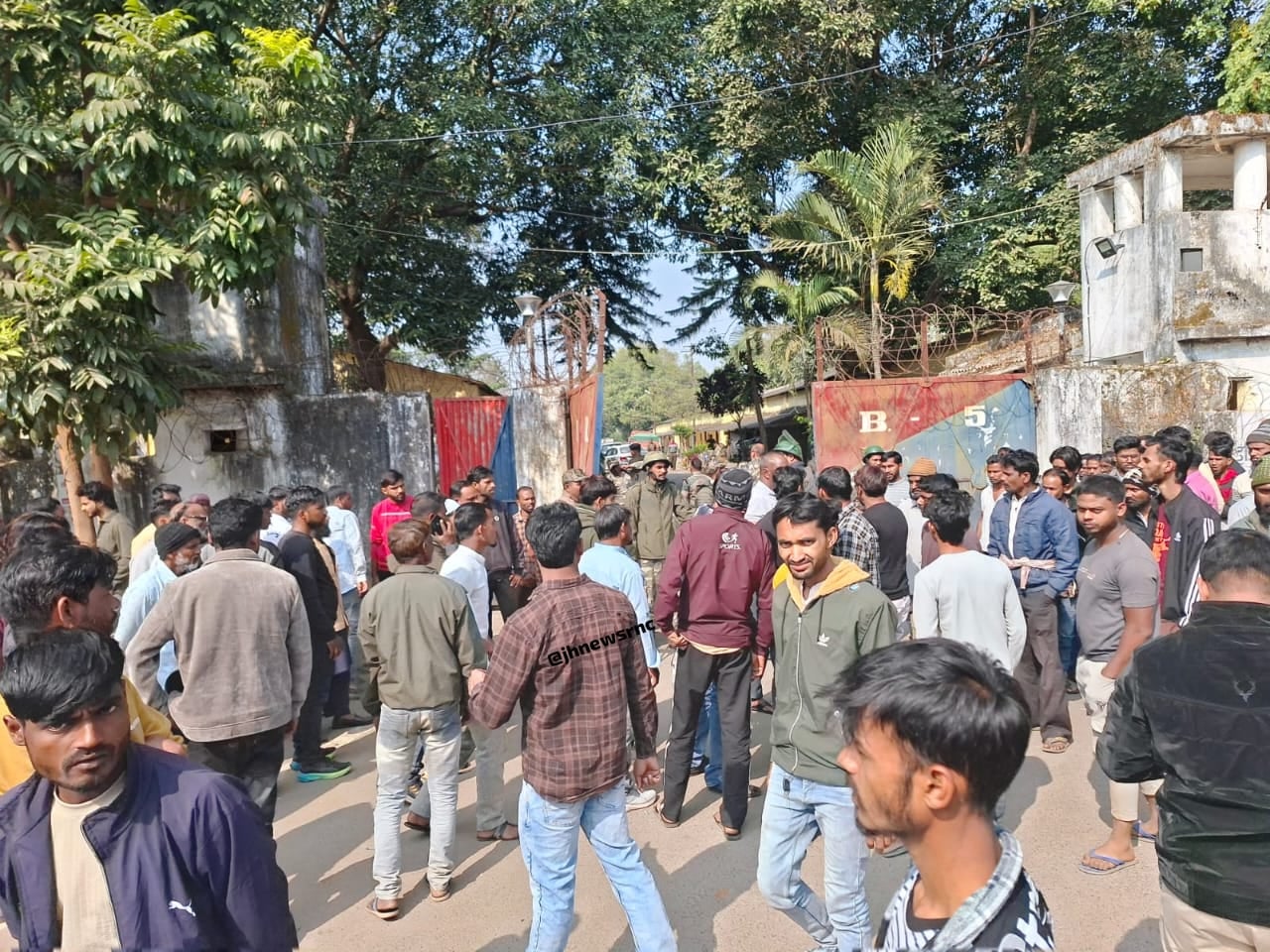 अरशद अंसारी की हत्या के विरोध में ग्रामीणों का हंगामा, धुर्वा थाना का किया घेराव, थाना प्रभारी पर लगाए गंभीर आरोप