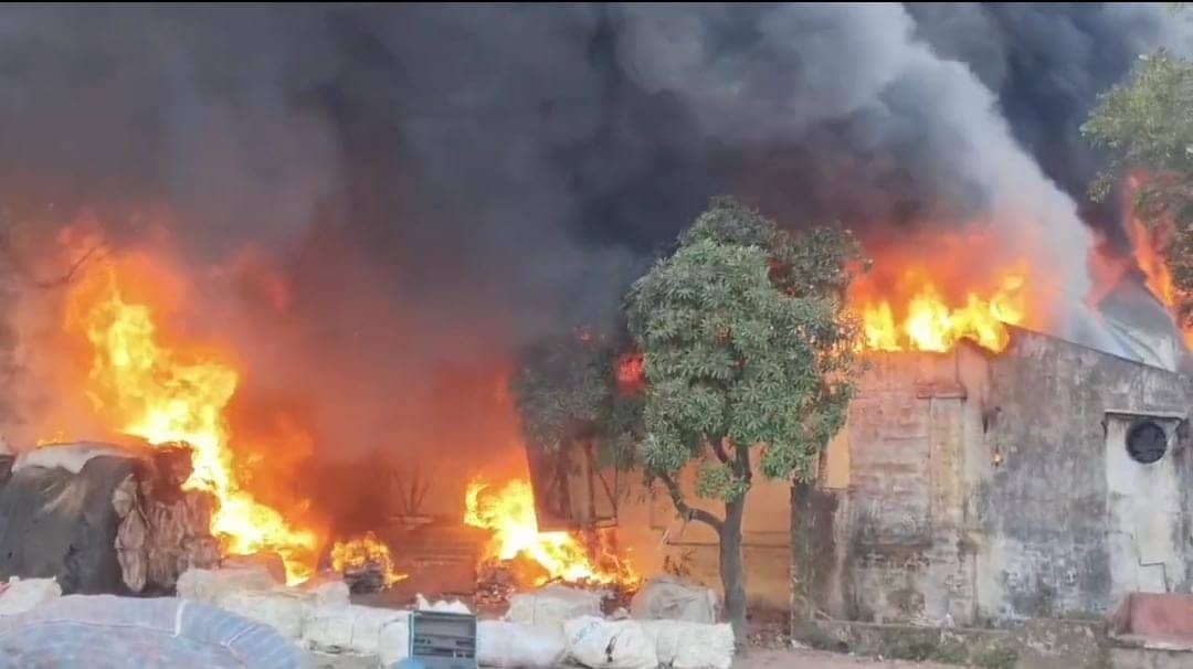 झरिया में कचरा गोदाम में लगी भीषण आग, चार फायर ब्रिगेड की गाड़ियां मौके पर मौजूद, क्षेत्र में फैली दहशत