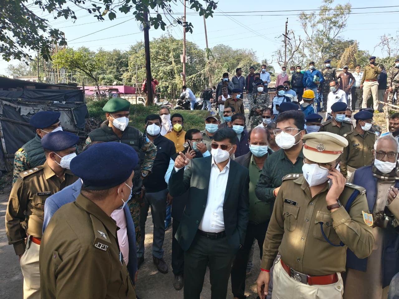 Dhanbad Gas Lekage: डीसी -एसएसपी पहुंचे जहरीली गैस रिसाव प्रभावित इलाकों में, पढ़िए क्या कुछ दिया भरोसा!