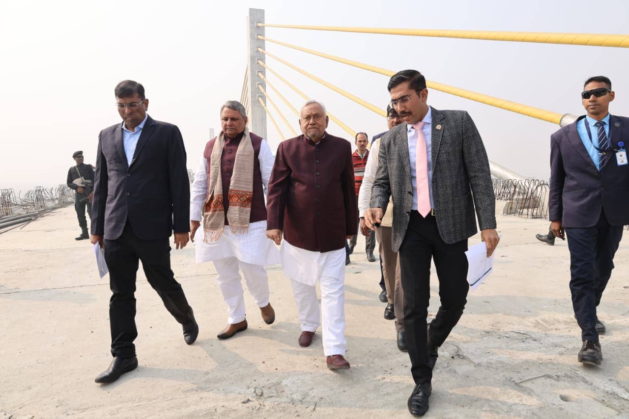 मुख्यमंत्री नीतीश कुमार ने बिदुपुर–कच्ची दरगाह कंस्ट्रक्शन वर्क का किया निरीक्षण, समय पर काम पूरा करने का सख्त निर्देश