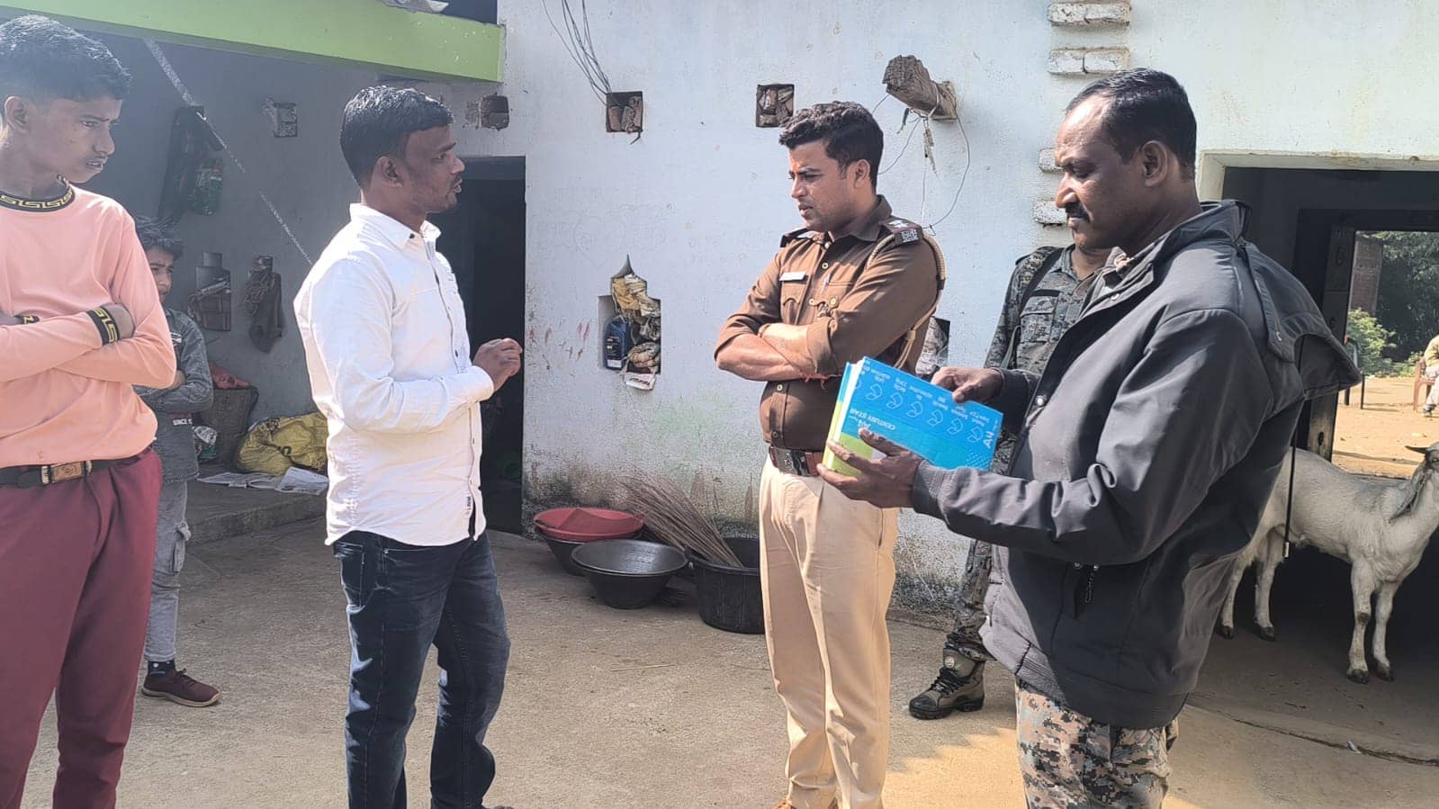 एक बार फिर पुलिस वर्दी में पहुंचे अपराधी, घर में की लूटपाट, असली और नकली पुलिस को पहचानना मुश्किल