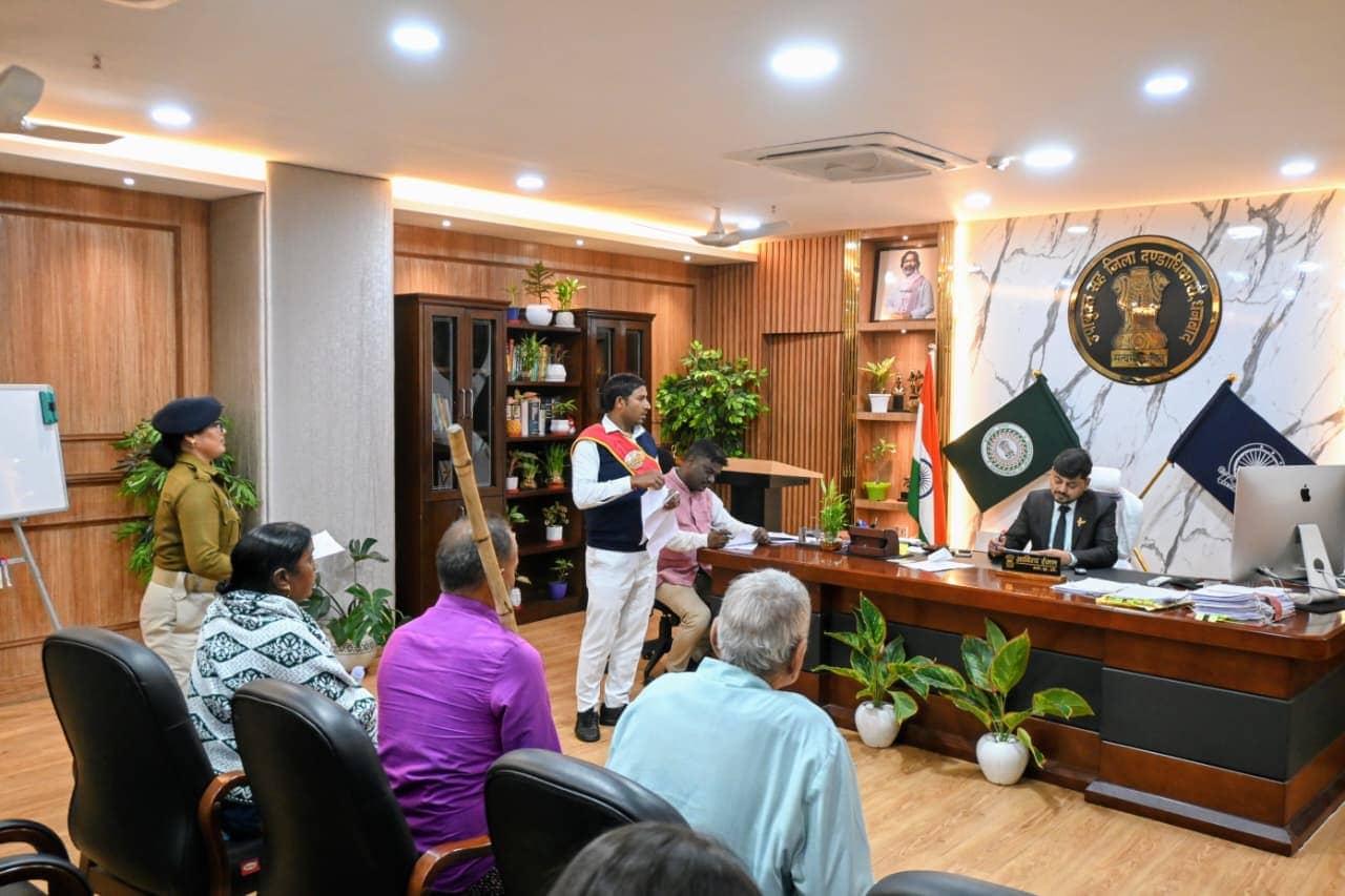 डीसी का जनता दरबार: हुजूर! हम कैसे खेती करेंगे, सरकारी बीज सीधे जा रहा ब्लैक मार्केट में!