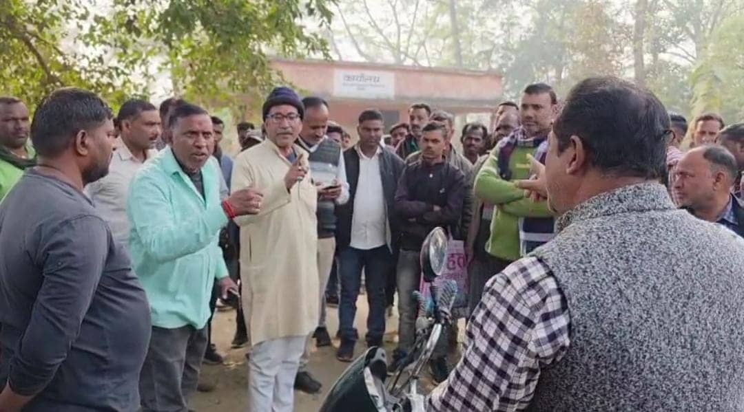 गढ़वा में दाल-भात योजना पर भिड़ गए भाजपा-कांग्रेस नेता, खोलने लगे एक दूसरे की पोल, देखें वायरल वीडियो