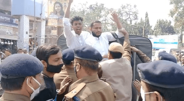 मुख्यमंत्री के खिलाफ़ प्रदर्शन करते तीन छात्र नेता धराए