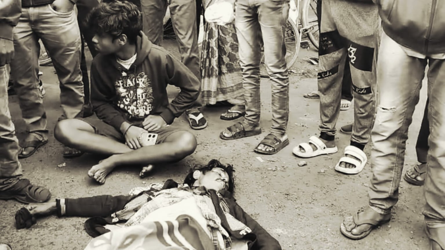 तेज रफ्तार का कहर! जमशेदपुर के हाटा चौक पर स्कूल बस की टक्कर से मजदूर की मौत, आक्रोशित लोगोंं ने किया सड़क जाम