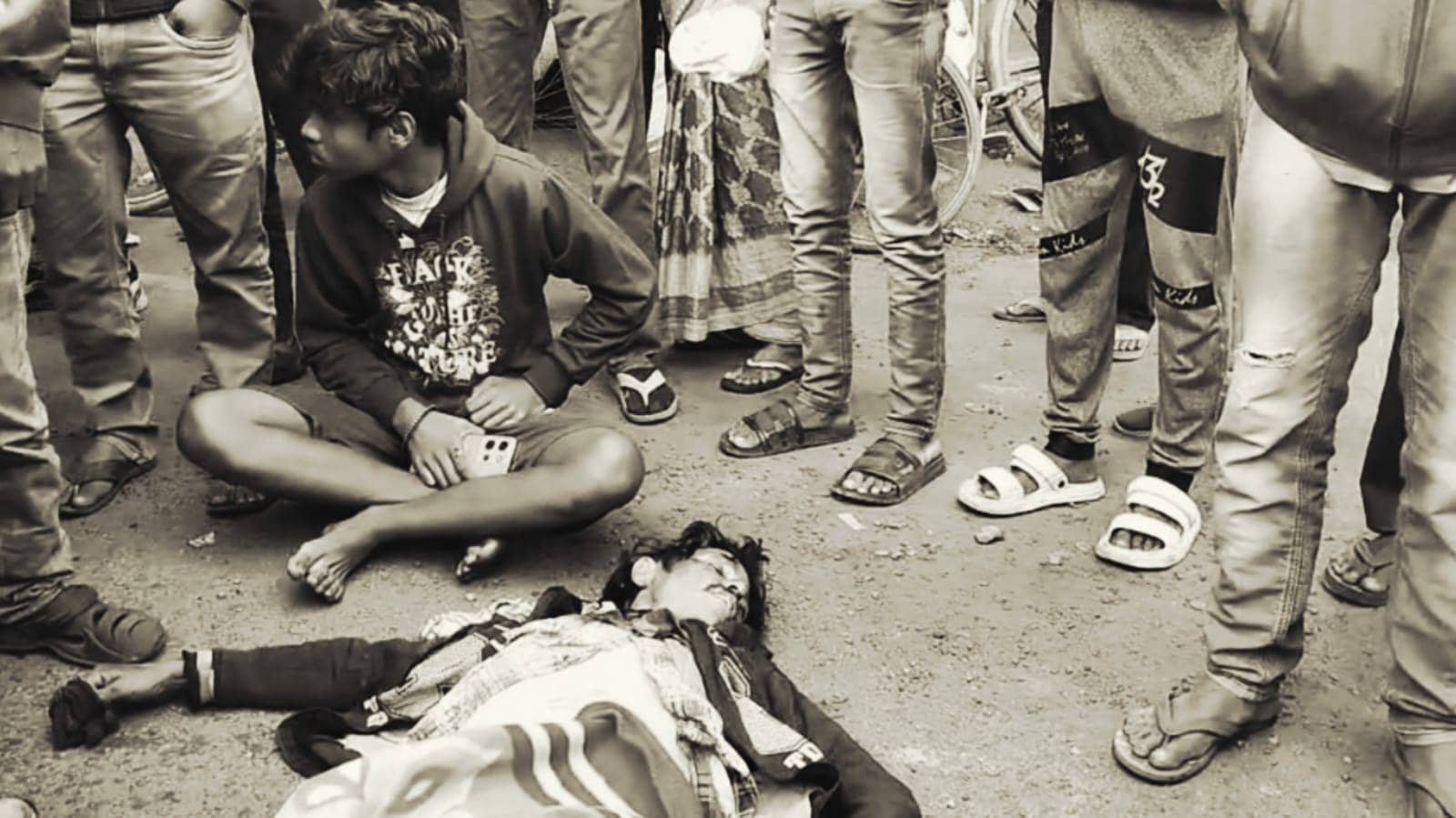 तेज रफ्तार का कहर! जमशेदपुर के हाटा चौक पर स्कूल बस की टक्कर से मजदूर की मौत, आक्रोशित लोगोंं ने किया सड़क जाम