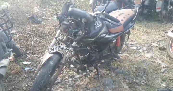 गिरिडीह के ईसरी बाजार में दर्दनाक सड़क हादसा, दो बाइक की जोरदार टक्कर में दो की मौत