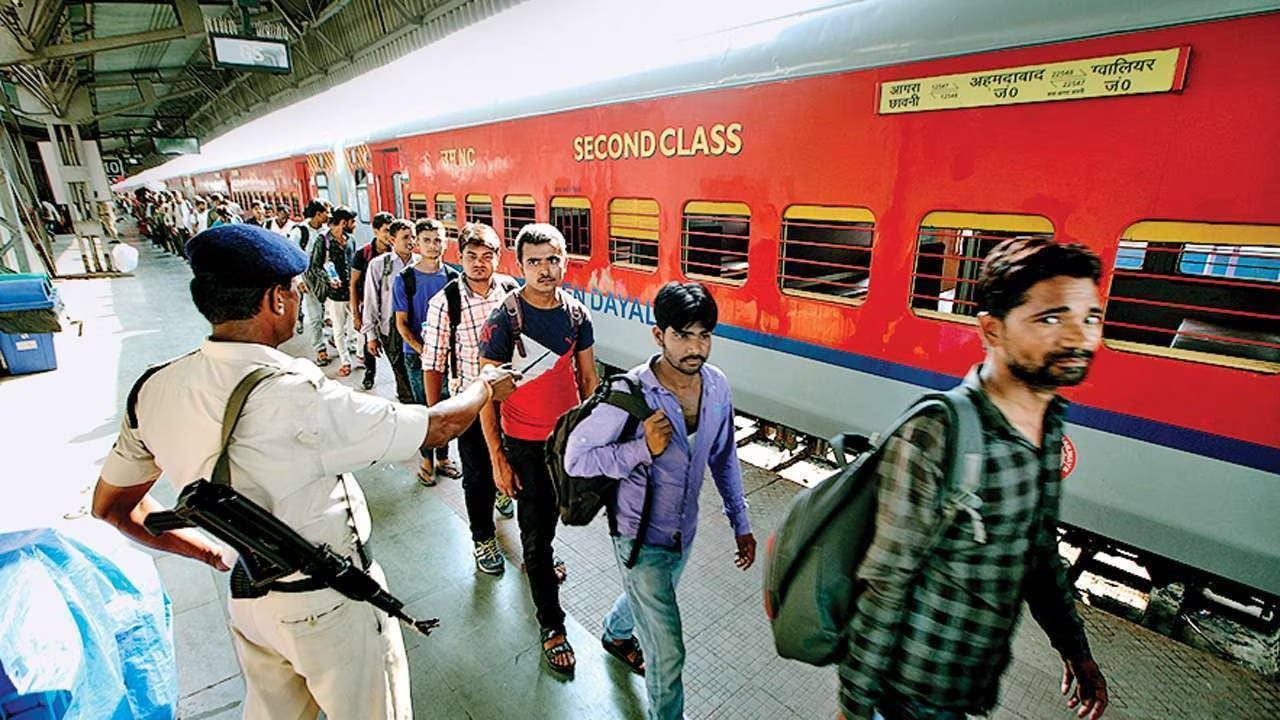 Big News: रेलवे ने साल में दूसरी बार बढ़ाया किराया, पढ़िए आपको अब कितना अधिक करना होगा भुगतान !