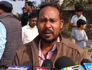 धनबाद में भू-माफियाओं के खिलाफ फूटा ग्रामीणों का गुस्सा, पुलिस की मौजूदगी में तोड़ा बाउंड्री