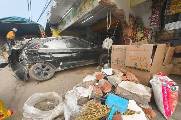 रांची : चुटिया मेन रोड पर नशे में कार चालक ने खड़ी गाड़ी को मारी टक्कर