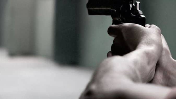 नामकुम में पत्नी के साथ कार में बैठे पति पर दिनदहाड़े ताबड़तोड़ गोलीबारी