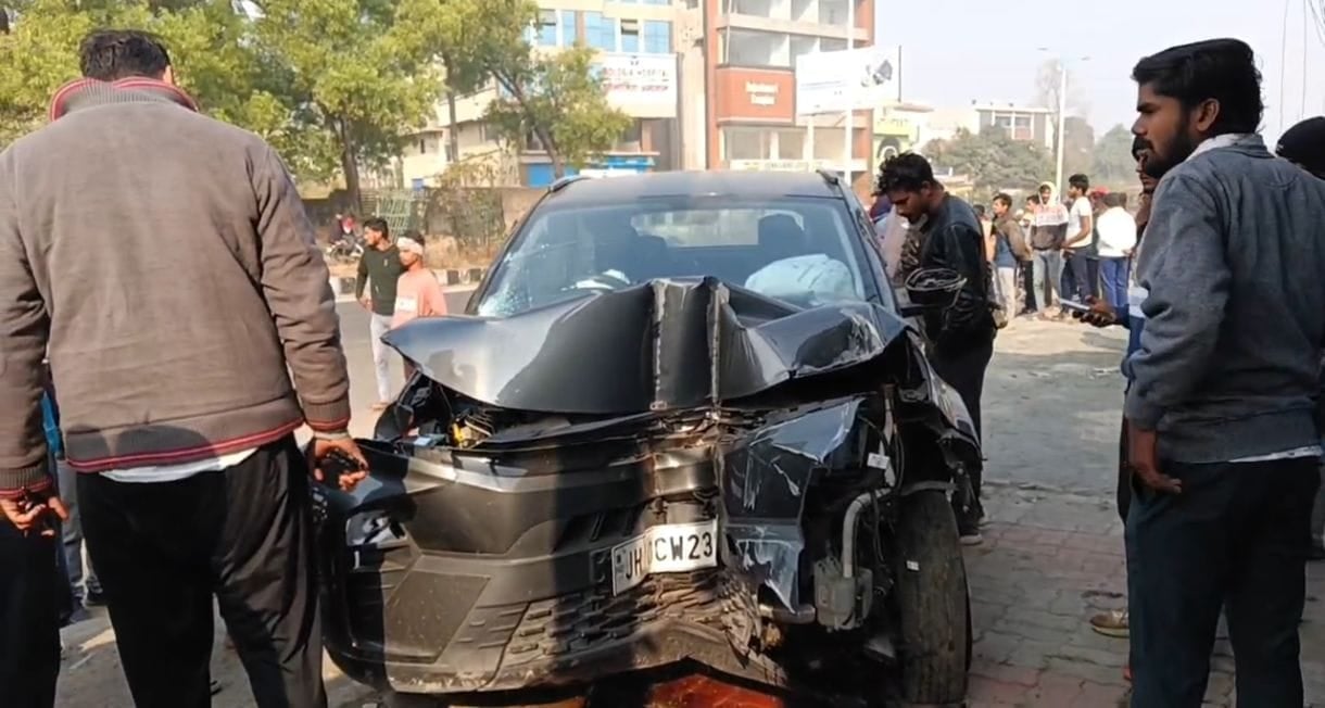 नए साल की खुशियां गम में तब्दील, तेज रफ्तार कार ने सड़क किनारे खड़ी महिला और युवक को कुचला