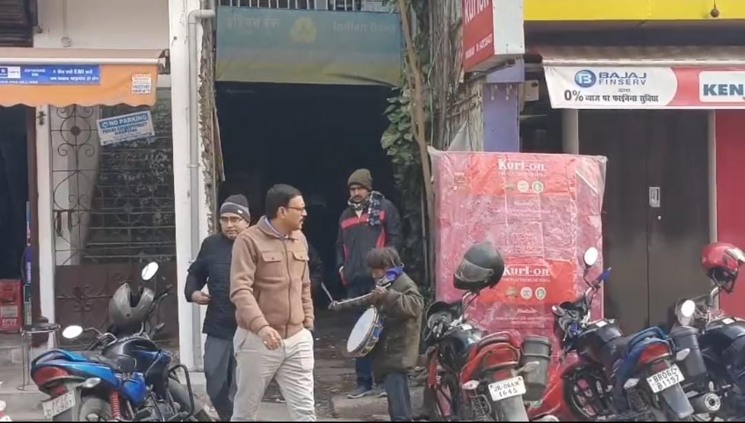 मुजफ्फरपुर में पहली बार बैंक पर चली ‘डुगडुगी’, न्यायालय के आदेश पर इंडियन बैंक की शाखा को थमाया नोटिस