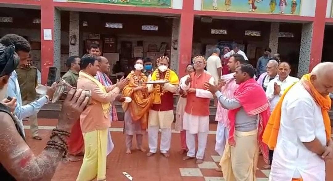 दुमका के नए डीडीसी करण सत्यार्थ सपरिवार पहुंचे बासुकीनाथ धाम, किया बाबा का दर्शन