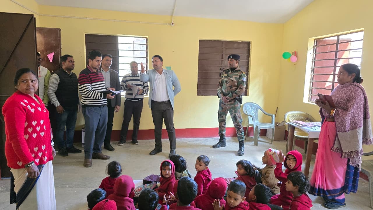 डीडीसी पहुंचे ऑन स्पॉट, आंगनबाड़ी व विद्यालय निर्माण कार्य की जांच की, जानिए क्या दिया निर्देश