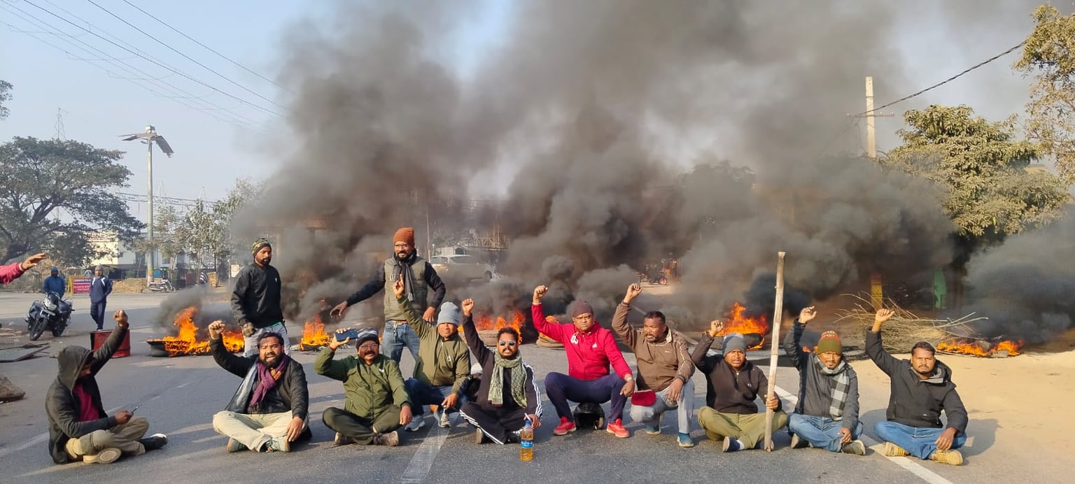 चाईबासा:पहड़ा राजा सोमा मुण्डा की हत्या के विरोध में पश्चिमी सिंहभूम में बंद रहा असरदार,टायर जलाकर प्रदर्शन