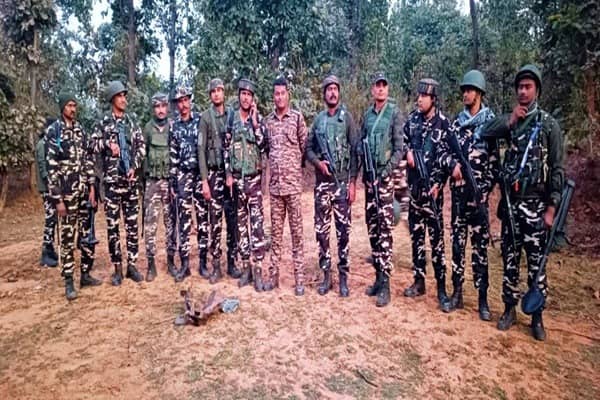 लातेहार में सुरक्षाबलों की बड़ी कामयाबी: सेरेनदाग जंगल से नक्सलियों का सिलेंडर बम बरामद, किया गया डिफ्यूज