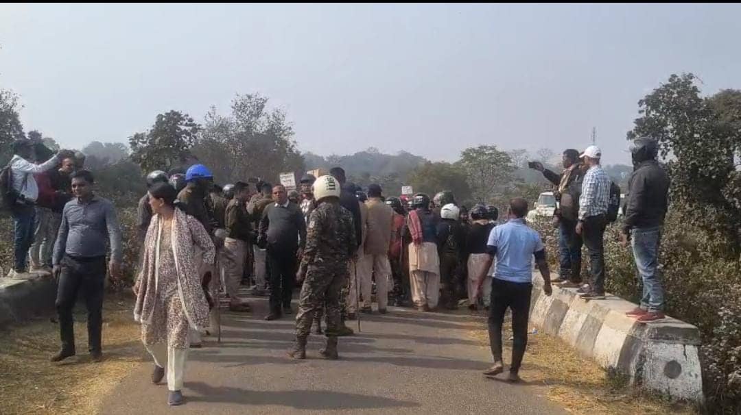 धनबाद में सीवरेज ट्रीटमेंट प्लांट (STP) निर्माण के खिलाफ ग्रामीणों का प्रदर्शन, भारी संख्या में पुलिस बल तैनात