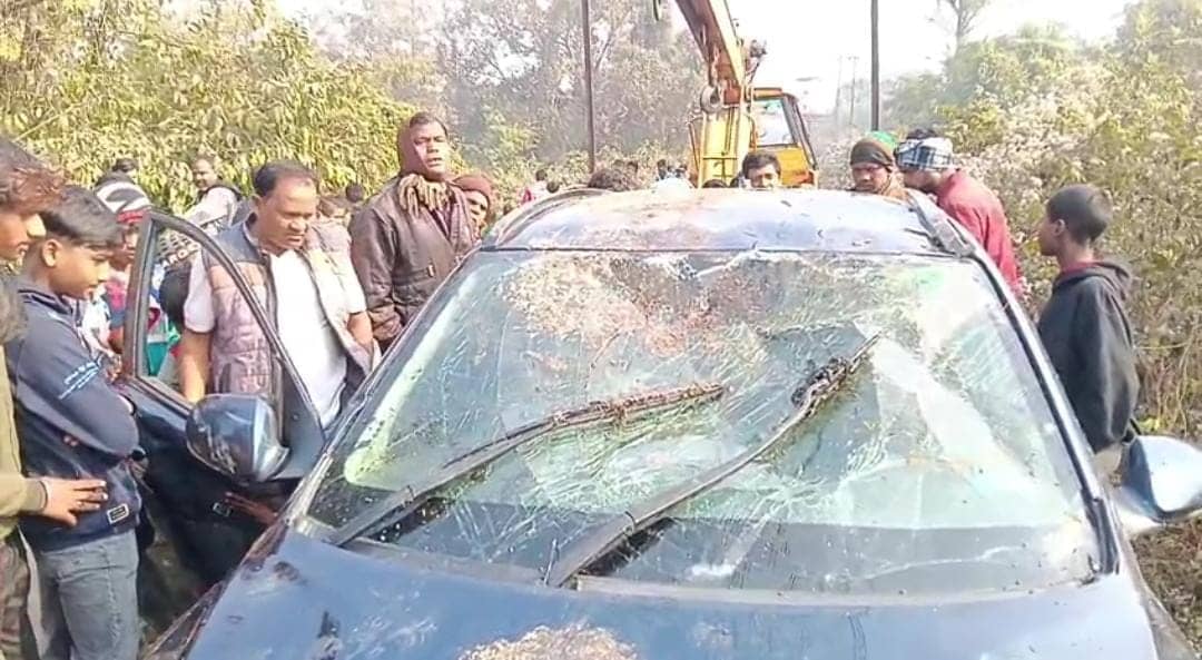 ब्रेक फेल होने से नाले में गिरी कार, बाल-बाल बचे लोग