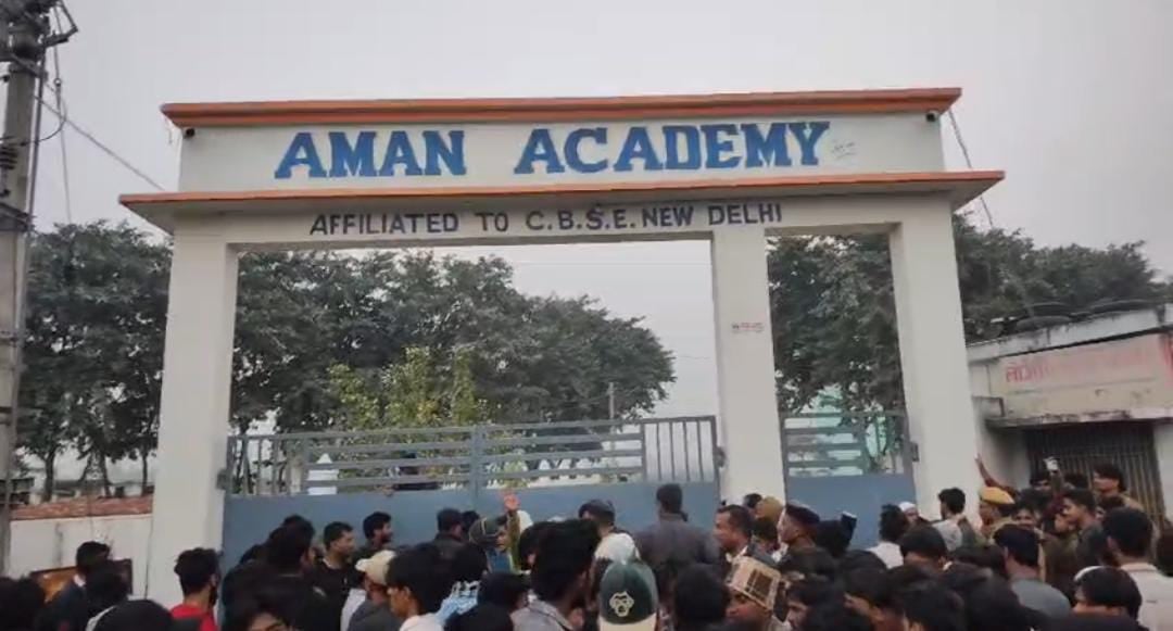 दरभंगा में स्कूल वैन से गिरकर छात्र की दर्दनाक मौत, चालक फरार, ग्रामीणों का स्कूल पर हंगामा