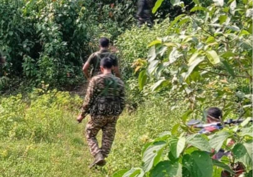 BREAKING:सारंडा जंगल में पुलिस और माओवादियों बीच मुठभेड़, रुक रुककर हो रही है गोलीबारी