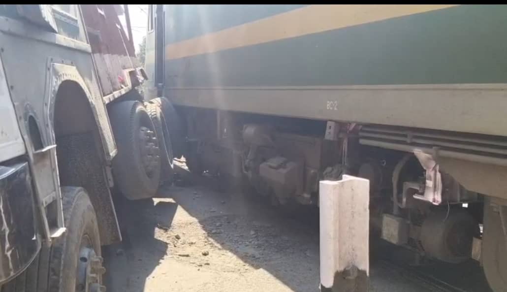 देवघर में बड़ा रेल हादसा ! खुले फाटक पर अचानक आ गई ट्रेन, ट्रक चालक की सूझबूझ से बचीं कई जानें, देखिए हादसे का लाइव वीडियो