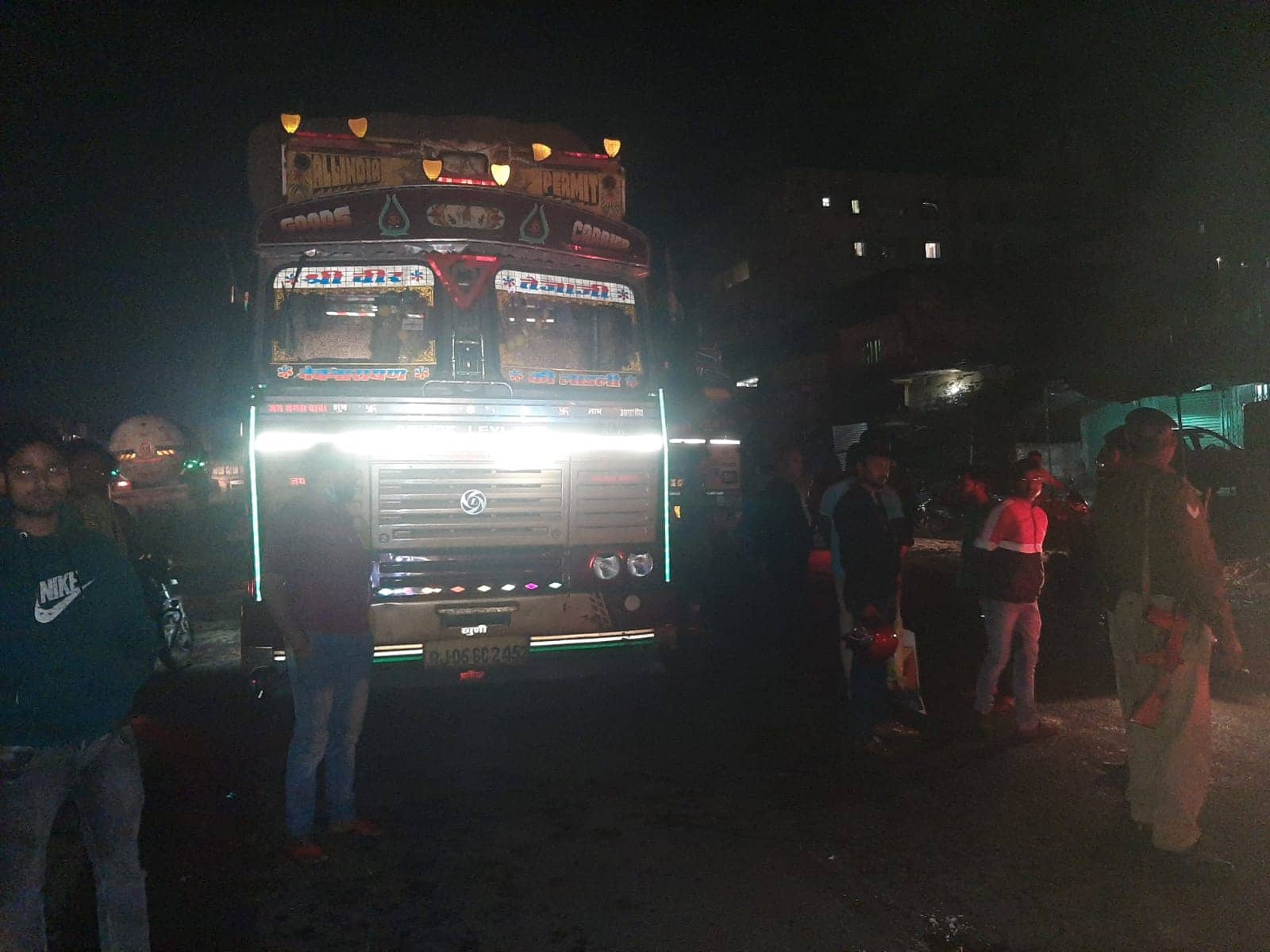 बाइक सवार कंपाउंडर को ट्रक ने कुचला, मौके पर मौत